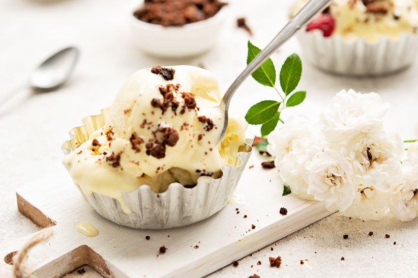 Keto-Ice-Cream-with-Brownie-Crumbs_Final